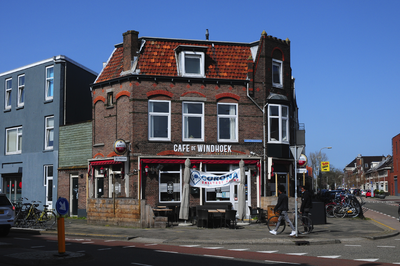 900195 Gezicht op het café De Windhoek (Laan van Nieuw Guinea 39, Corona sneltest point ) te Utrecht, met rechts de ...